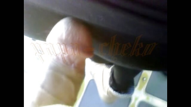 Un guitariste mature fait l'amour avec film en français porno une brune maigre sur un canapé