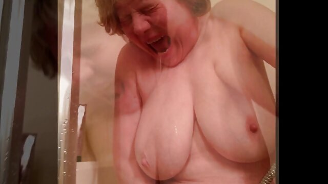 Beauté glamour séduisante films pornos français en streaming frappée dans la cuisine