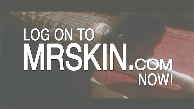 Mature joue regarder un film porno français avec une fille.