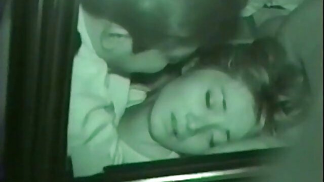 Brunette pornos americaines aux gros seins aux tétons percés aime le sexe en extérieur