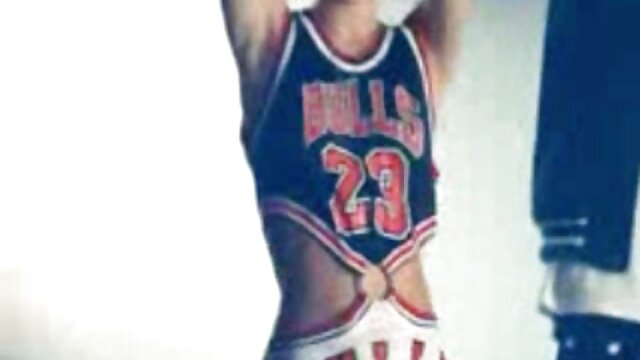 Des aides adolescentes prennent un soin du vr porno french visage