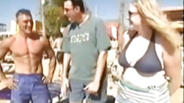 Un pornos baises mec chanceux baise une MILF chaude dans un vestiaire public