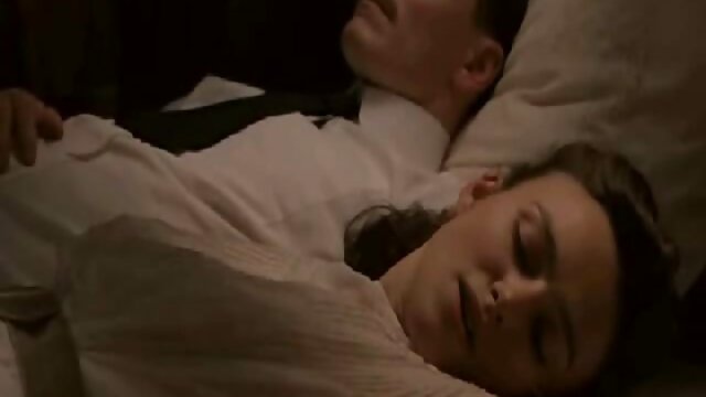 Bite homo musclée serrée avec le cul et la chatte pornos espagnol en bi 3 voies