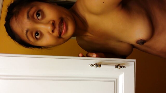 Mes asiatiques savonnent leurs seins et filme porno fronce leur chatte