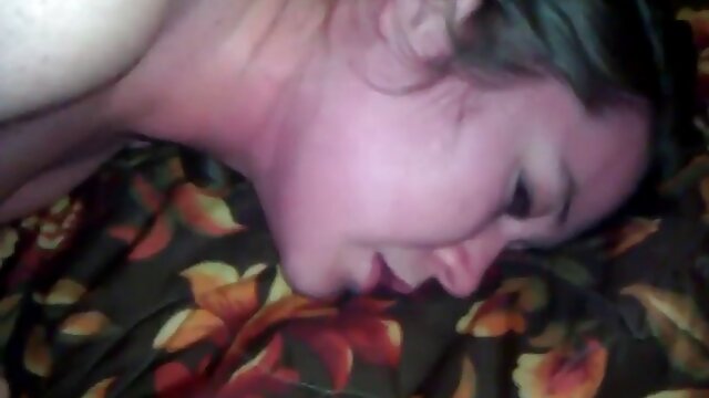 BlowPass Blonde MILF aux gros seins suce une bite de style POV bâclée film porno complet en francai