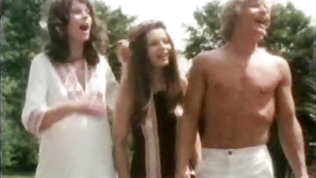 MILFs actrices francaises pornos coquines partagent une bite bien dure dans un trio anal