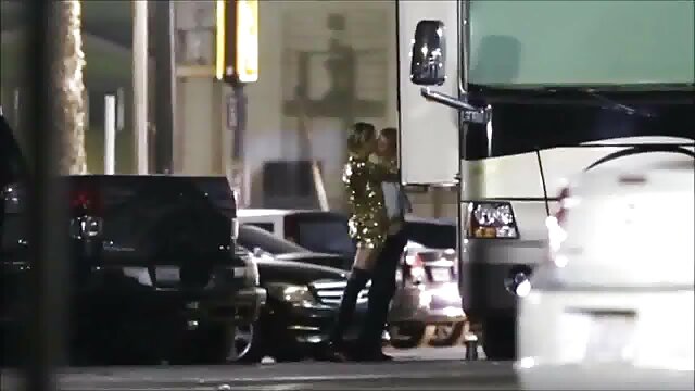 Modèle avec des twintails et des lunettes meilleurs films pornos français lèche ses jolis pieds propres.