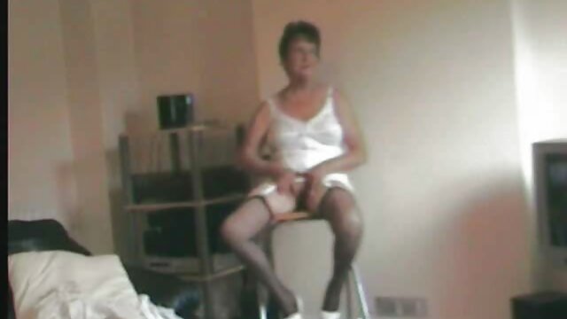 Cuissardes noires dans la un film porno en français boue