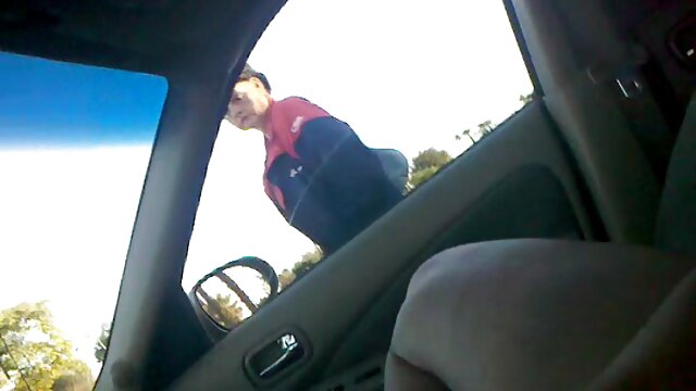 Plantureuse Donna Bell doigte sa chatte humide sur sa voiture de sport sites pornos americains