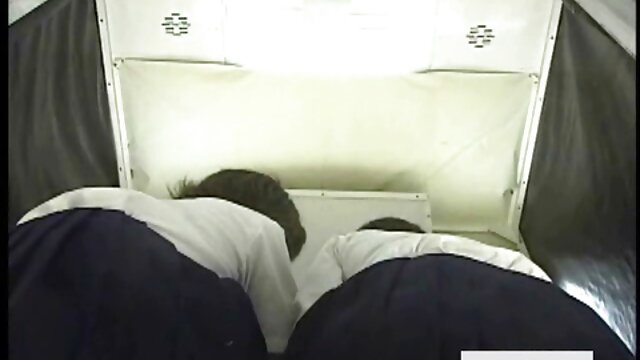 Nasty petite fille suce profondément un gros gode porno plus francais