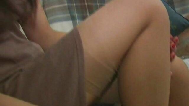 Brunette avec un butin d'oignon anal xxx fr est assise sur une énorme bite