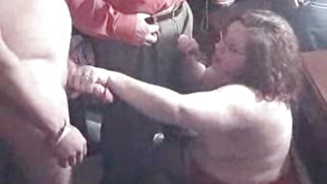 Une fêtarde potelée se déshabille dans le bar bbw films gratuits porno francais