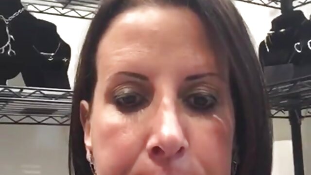 Beaux talons hauts se masturbant avec film porno annee 1980 un collier à la Sta