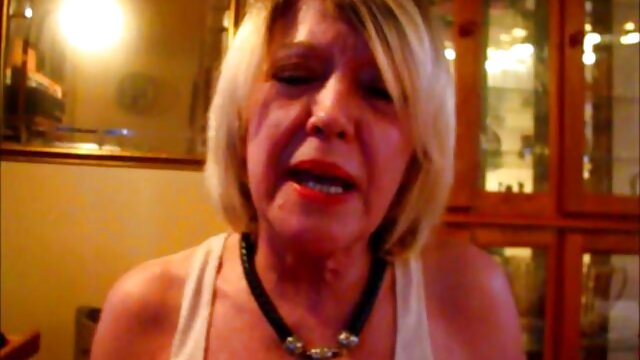 Jeune fille jouant avec son gros clitoris et ses lèvres de films pornographiques allemand sa chatte