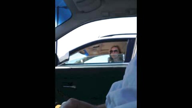 Plantureuse milf se fait défoncer les pieds par le film porno acteur francais maître