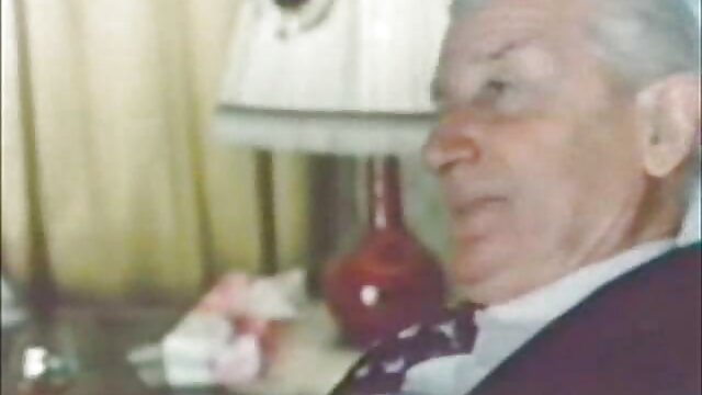 MILF chaude films pornographiques gratuits en français aux gros seins en trio ... Qui est-elle ???