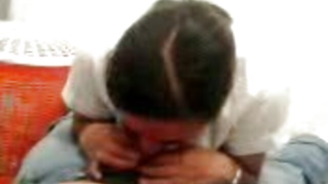 Babe délicieusement courbée rebondissant sur une grosse bite bien filme porno fronce dure